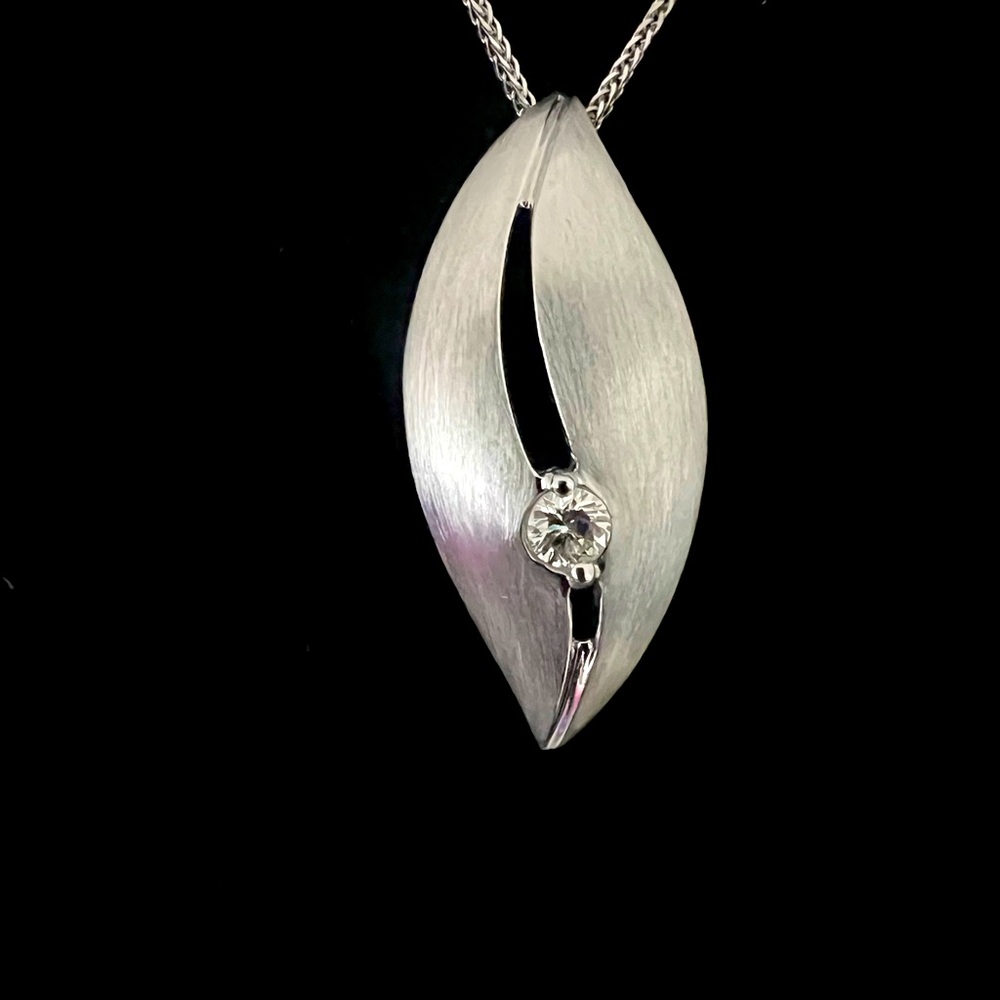 18k white Gold charm 25ct natural diamond stone